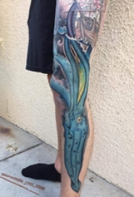 纹身腿部 男生腿部彩色的鱿鱼纹身图片