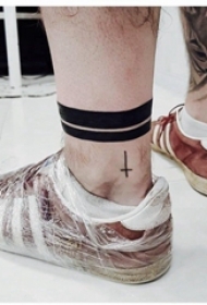 纹身小十字架 男生小腿上黑色纹身小十字架图片