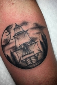 纹身小帆船 男生手臂上黑色的帆船纹身图片