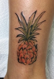 纹身水彩 男生小腿上彩色的菠萝纹身图片
