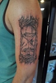 纹身手臂套 男生手臂上黑色的沙漏纹身图片
