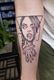 纹身手臂女生 女生手臂上三角形和人物肖像纹身图片