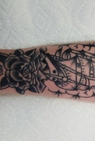 纹身小帆船 男生手臂上花朵纹身小帆船图片