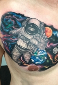 纹身胸部男 男生胸部宇宙和宇航员纹身图片
