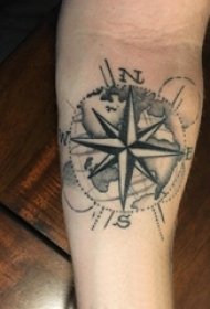 纹身指南针 男生手臂上黑灰纹身指南针图片