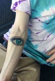 纹身眼睛 男生手臂上彩色的眼睛纹身图片