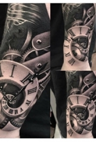 纹身钟表 男生手臂上黑灰纹身钟表图片