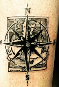 纹身指南针 男生手臂上黑色纹身指南针图片