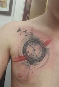 纹身胸部女 男生胸部彩色的钟表纹身图片