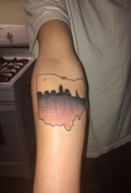 手臂纹身素材 女生手臂上黑色的建筑物剪影纹身图片