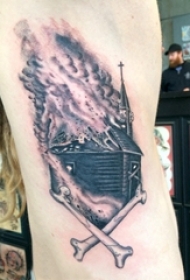 手臂纹身素材 男生手臂上火焰和建筑物纹身图片
