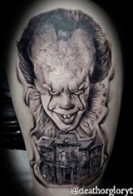 小丑纹身 男生大臂上黑色的小丑纹身图片