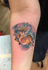 小动物纹身 女生手臂上彩色的鹿纹身图片