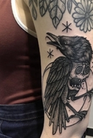 纹身手臂女生 男生大臂上乌鸦和骷髅纹身图片