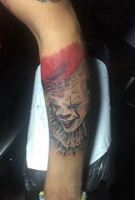 小丑纹身 男生手臂上彩色的小丑纹身图片