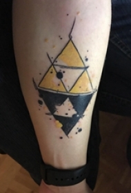 几何元素纹身 男生小腿上彩色的三角形纹身图片