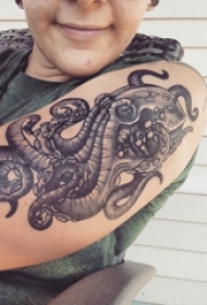 小动物纹身 女生手臂上黑色的章鱼纹身图片