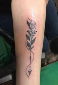 极简线条纹身 女生手臂上花朵和箭头纹身图片