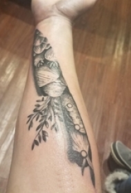 欧美匕首纹身 男生手臂上植物和匕首纹身图片