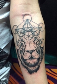 纹身黑色 男生手臂上几何和狮子纹身图片
