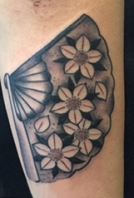 手臂纹身素材 男生手臂上花朵和扇子纹身图片