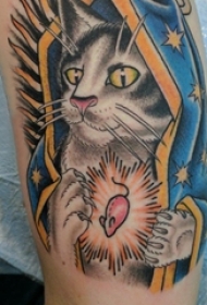 手臂纹身素材 男生手臂上彩绘的猫咪纹身图片