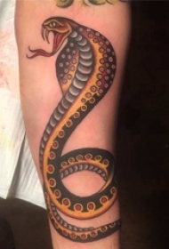 小动物纹身 男生手臂上凶猛的蛇纹身图片