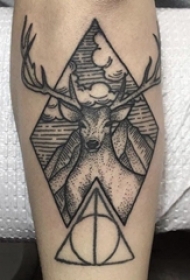 小动物纹身 男生手臂上几何和鹿纹身图片