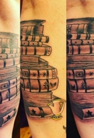 手臂纹身素材 女生手臂上黑色的书籍纹身图片
