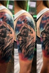 狮子头纹身图片 男生手臂上素描纹身狮子头纹身图片