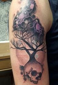 双大臂纹身 男生大臂上大树和骷髅纹身图片