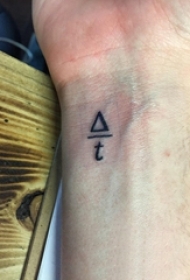欧美手腕纹身 男生手腕上三角形和字母纹身图片