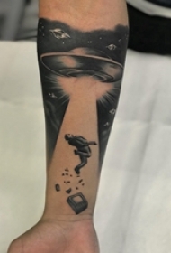 手臂纹身图片 男生手臂上人物和飞碟纹身图片
