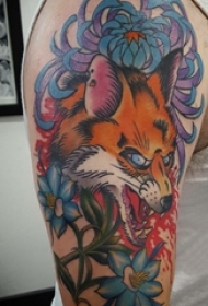 手臂纹身图片 男生大臂上花朵和狐狸纹身图片