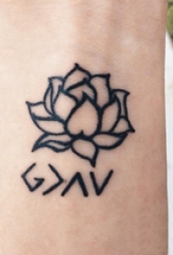 小清新植物纹身 女生手腕上黑色的莲花纹身图片