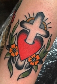 纹身小十字架 男生手臂上花朵和十字架纹身图片