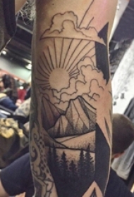 小山峰纹身 男生手臂上山峰的纹身图片
