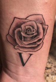 欧美手腕纹身 男生手腕上字母和玫瑰纹身图片