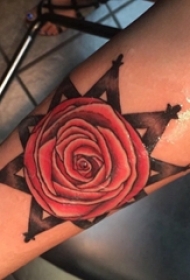 文艺花朵纹身 女生手臂上欧美玫瑰纹身图片