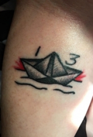 纹身小帆船 男生手臂上数字和帆船纹身图片