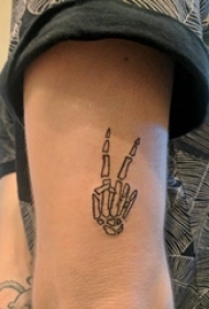 手臂骨头纹身 男生大臂上黑色的手指骨头纹身图片