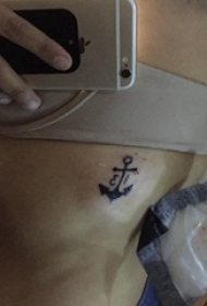欧美船锚纹身 女生侧腰上黑色的船锚纹身图片