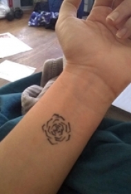 女生纹身手腕 女生手臂上黑色的玫瑰纹身图片