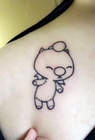 纹身卡通 女生肩部黑色的卡通熊纹身图片