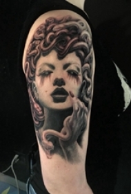纹身神话人物 女生手臂上黑色的人物纹身图片
