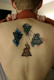 纹身后背女 女生后背上彩色的三角形纹身图片