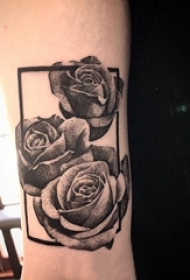 欧美玫瑰纹身 女生手臂上几何和玫瑰纹身图片