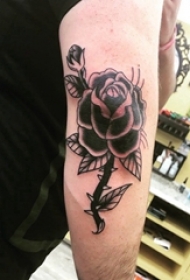 手臂纹身素材 男生手臂上黑色的玫瑰花纹身图片