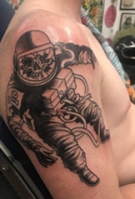 骷髅纹身 男生大臂上黑色的骷髅宇航员纹身图片