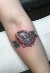 骷髅花朵纹身图案 男生手臂上骷髅和花朵纹身图片